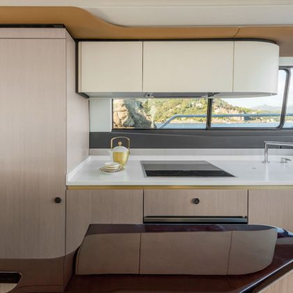 98_20171218104030_azimut60_gallery_0011_60-galley_low-res